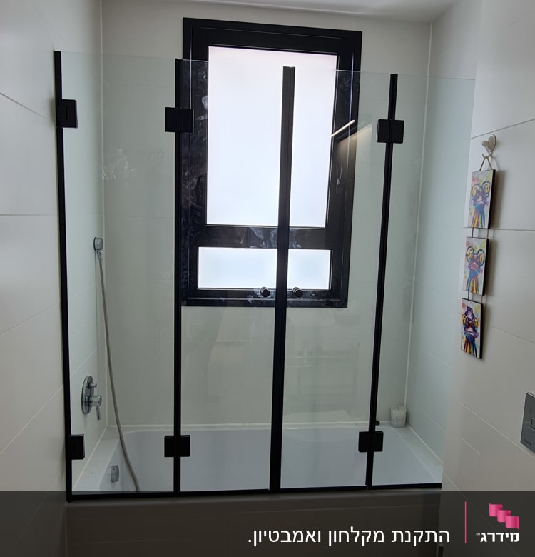 מקלחון עם דלתות זכוכית וברז מקלחת
